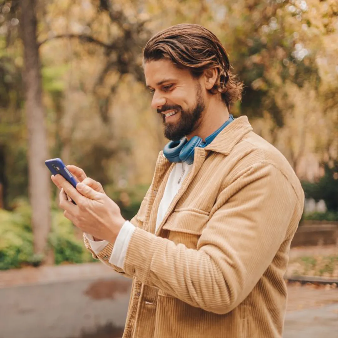 leso segurando celular pedindo pra ser assaltado